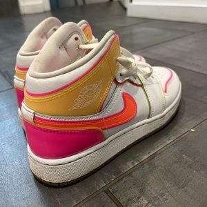 Air Jordan 1 Mid (neon)